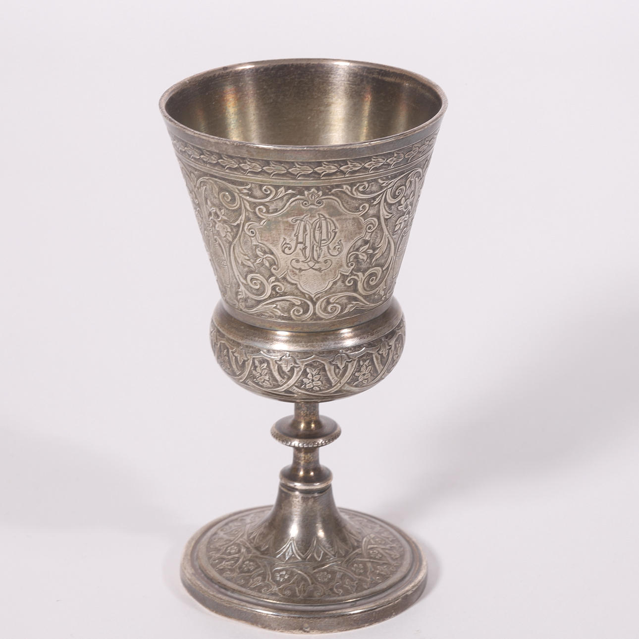 ALTER BECHER. GESTANZTES SILBER.