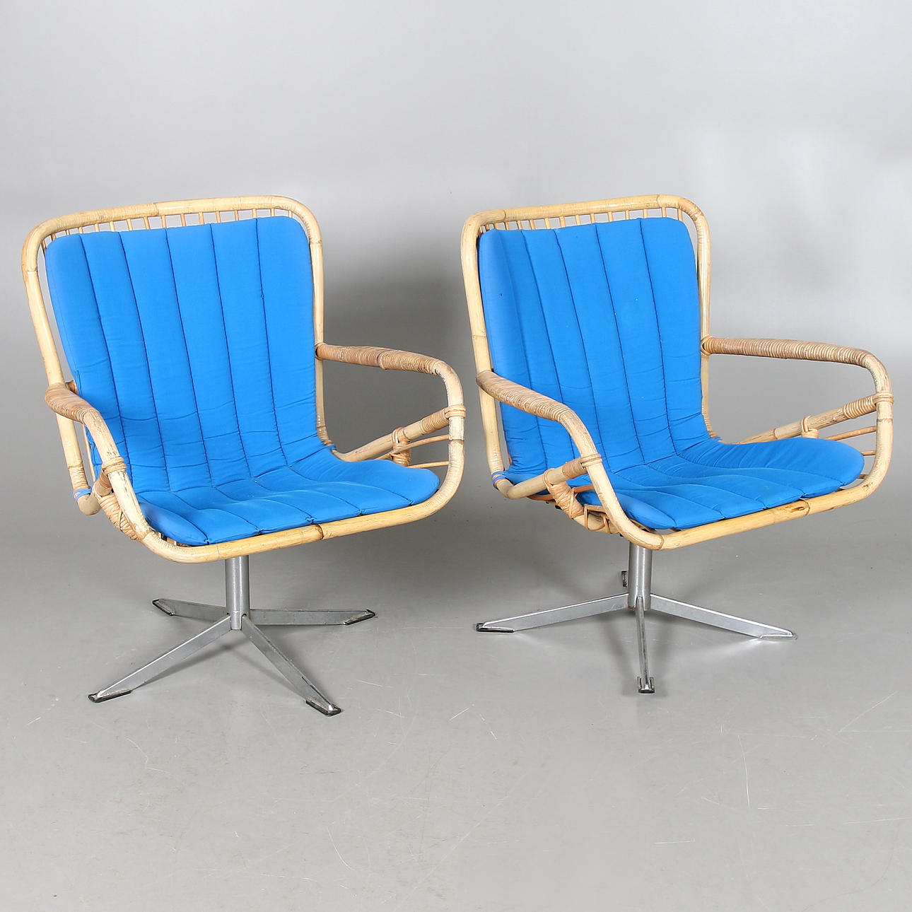 SNURRSTOLAR, ett par, rotting samt krom. 1900-talets mitt.