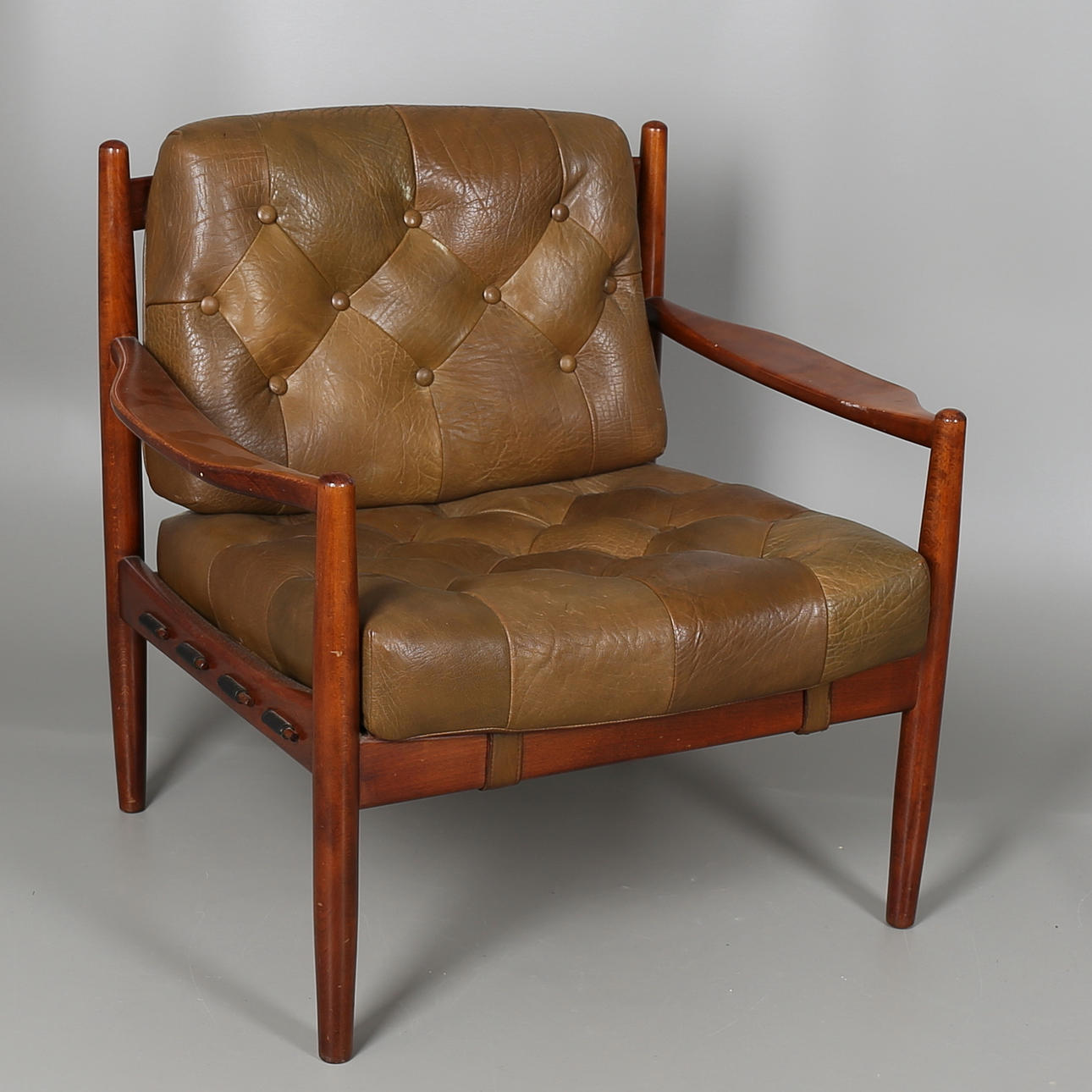 FÅTÖLJ i grönt skinn, 1970-tal.