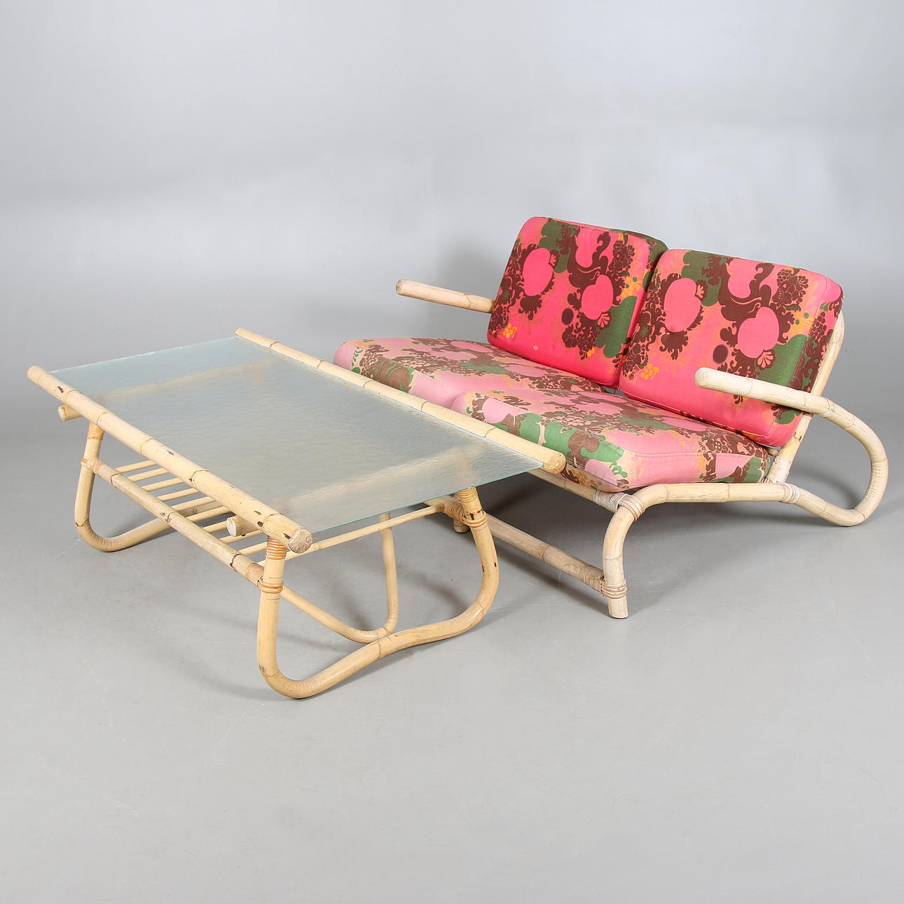 SOFFA samt BORD, 2 delar, bambu, rotting och glas. 1960/70-tal.