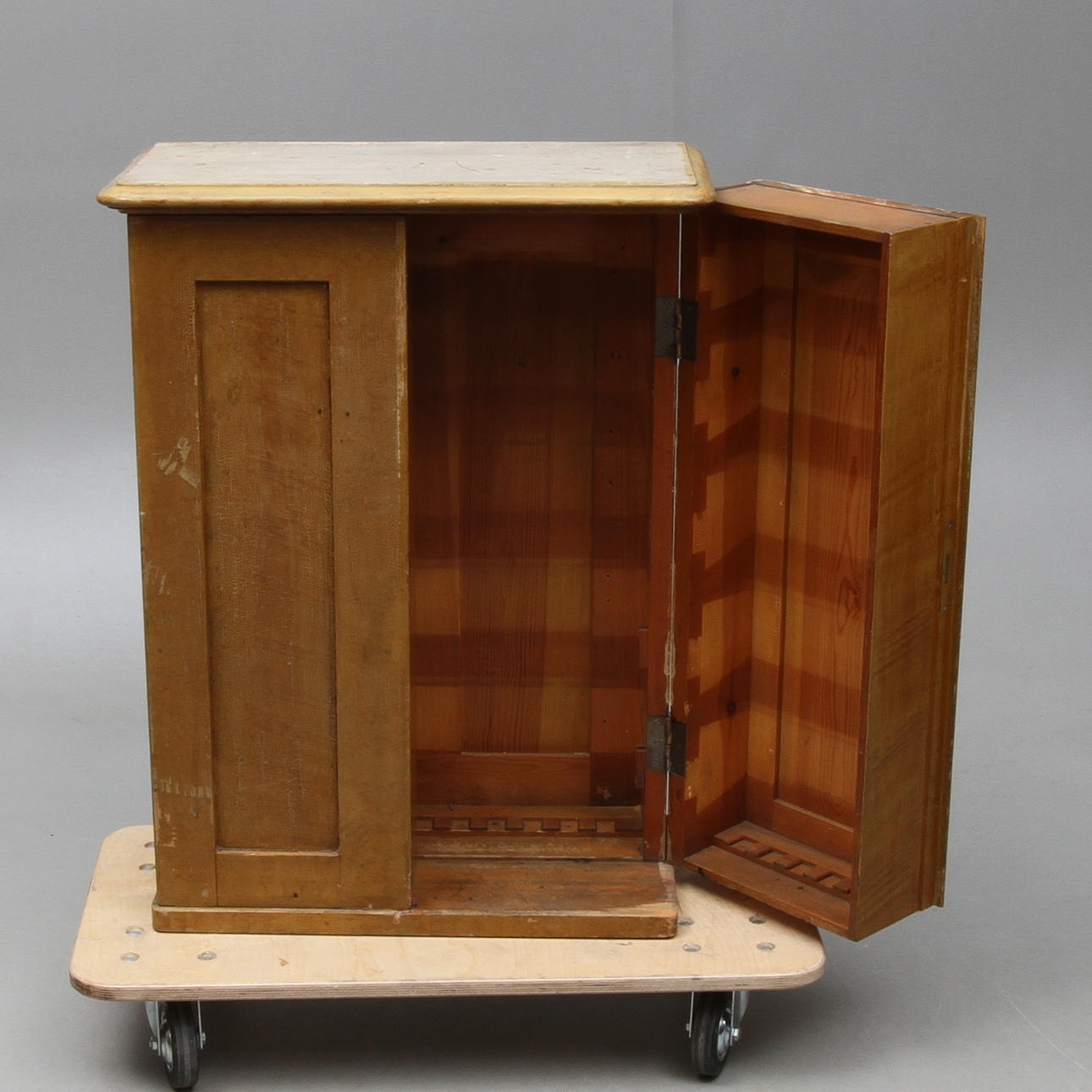 SKÅP, bemålad, 1900-talets första hälft.