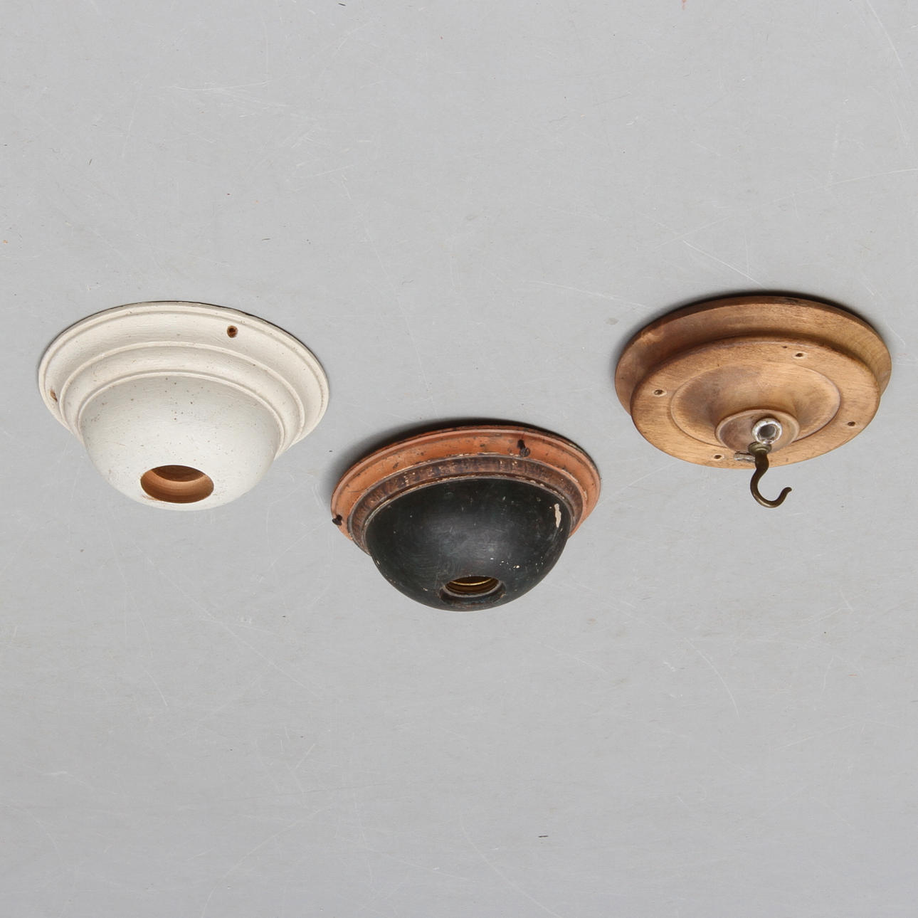 ARMATURER 2 st samt TAKKROK, trä, 1900-talets början.