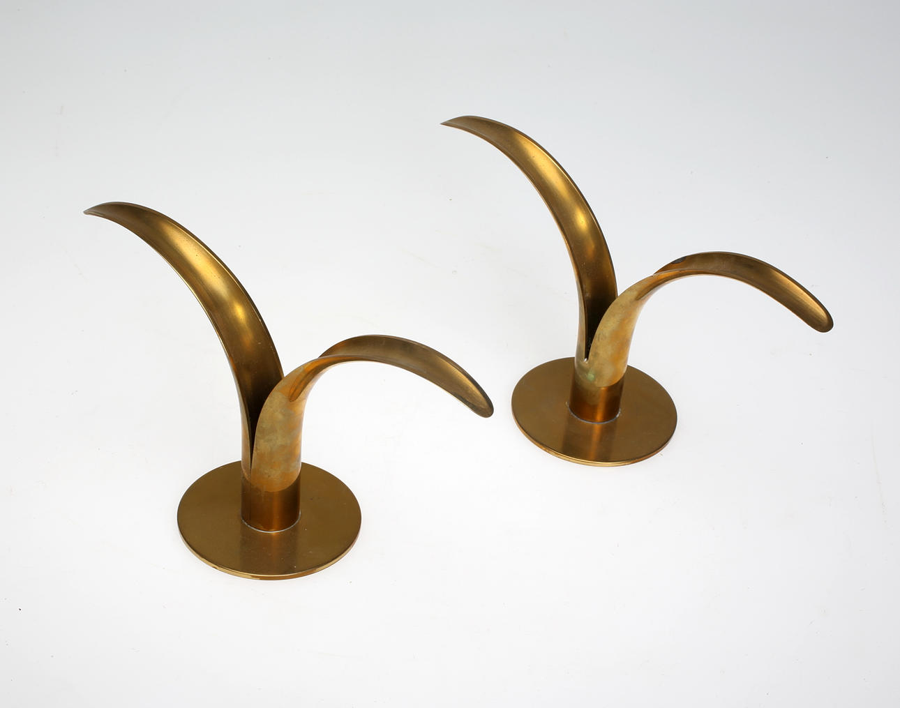 IVAR ÅLENIUS BJÖRK. Ljustakar 1 par, "Liljan", Ystad metall.