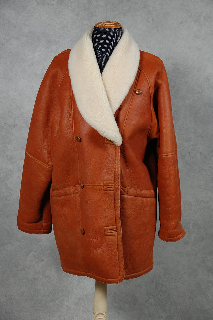 SKINNJACKA med fårskinnspäls.