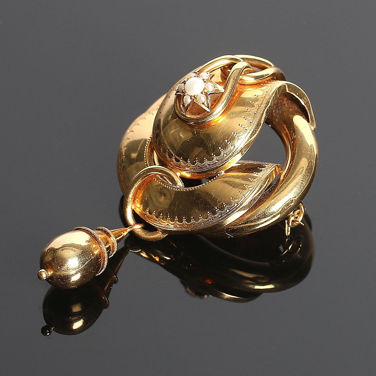 BROSCH, 18k guld samt orientaliska pärlor, G. Dahlgren & Co, Malmö. Sekelskiftet 1800-1900. Totalvikt 19 gram.