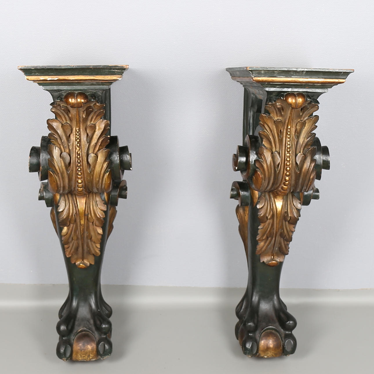 BEN TILL KONSOLBORD, ett par, 1900-talets början.