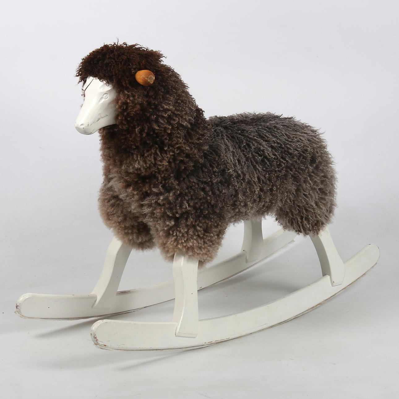 GYNGEFÅR, træ, pels, 19/2000 tallet.