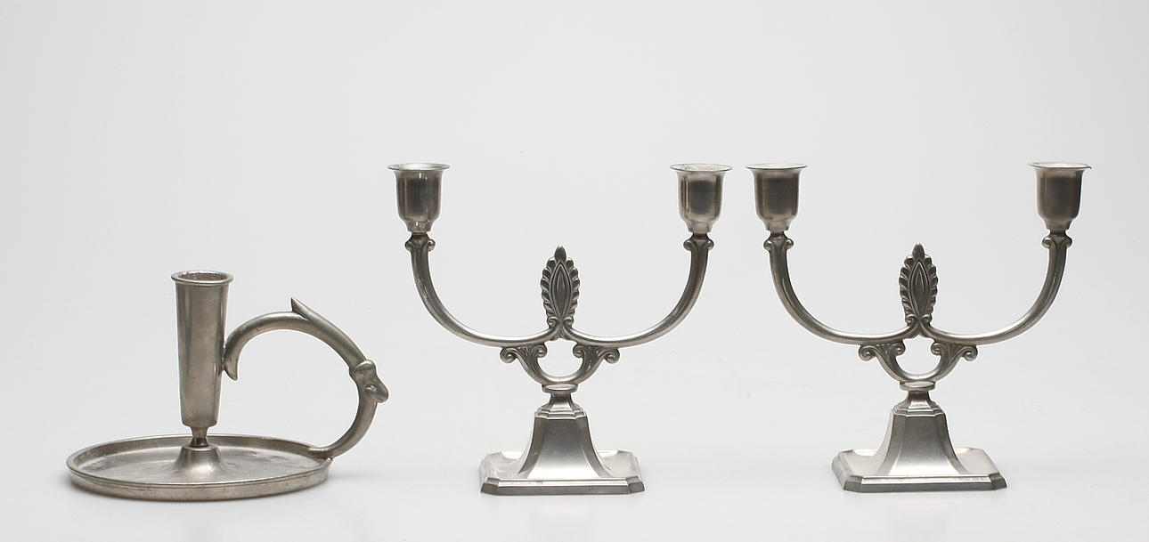 TENNFÖREMÅL, 3 elar, KANDELABRAR, ett par, CG Hallberg samt LJUSSTAKE, Edvin Ollers, 1900-talets första hälft.