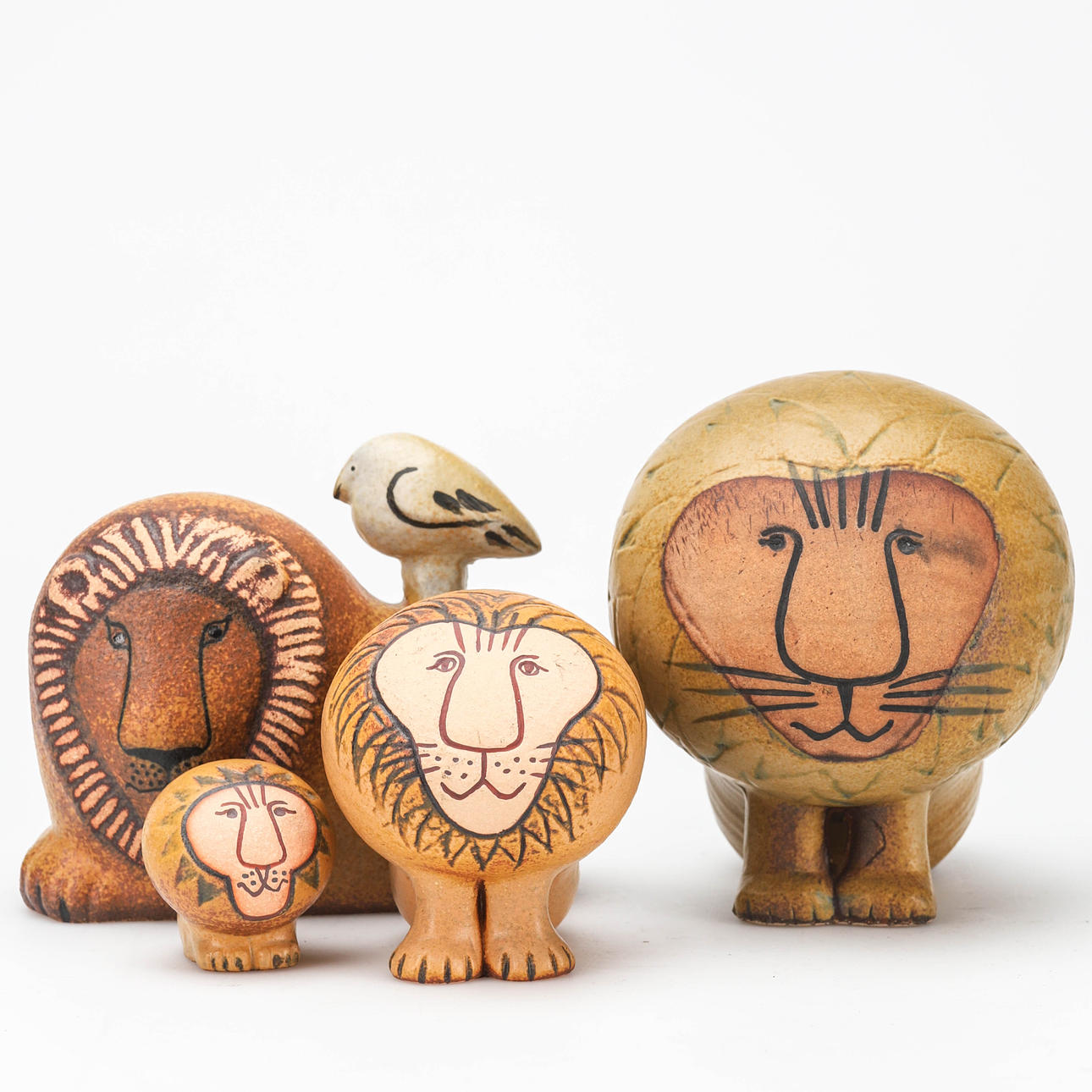 LISA LARSON. 4 figuras que representan leones, gres parcialmente vidriado, Gustavsberg.