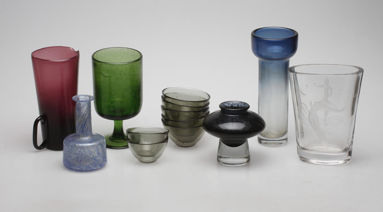 GLASFÖREMÅL, 13 delar, bland annat "Fuga" Orrefors, Erik Höglund.