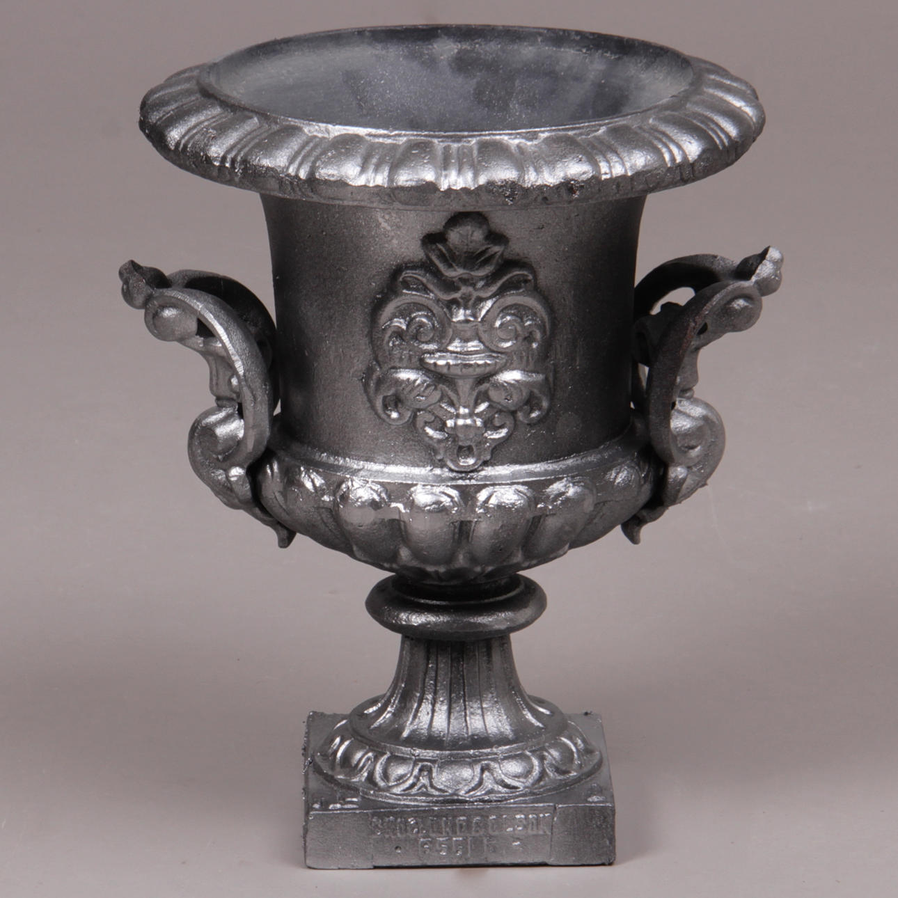 TRÄDGÅRDSURNA, gjutjärn, Skoglund & Olson, Gefle, No 1, omkring 1900.