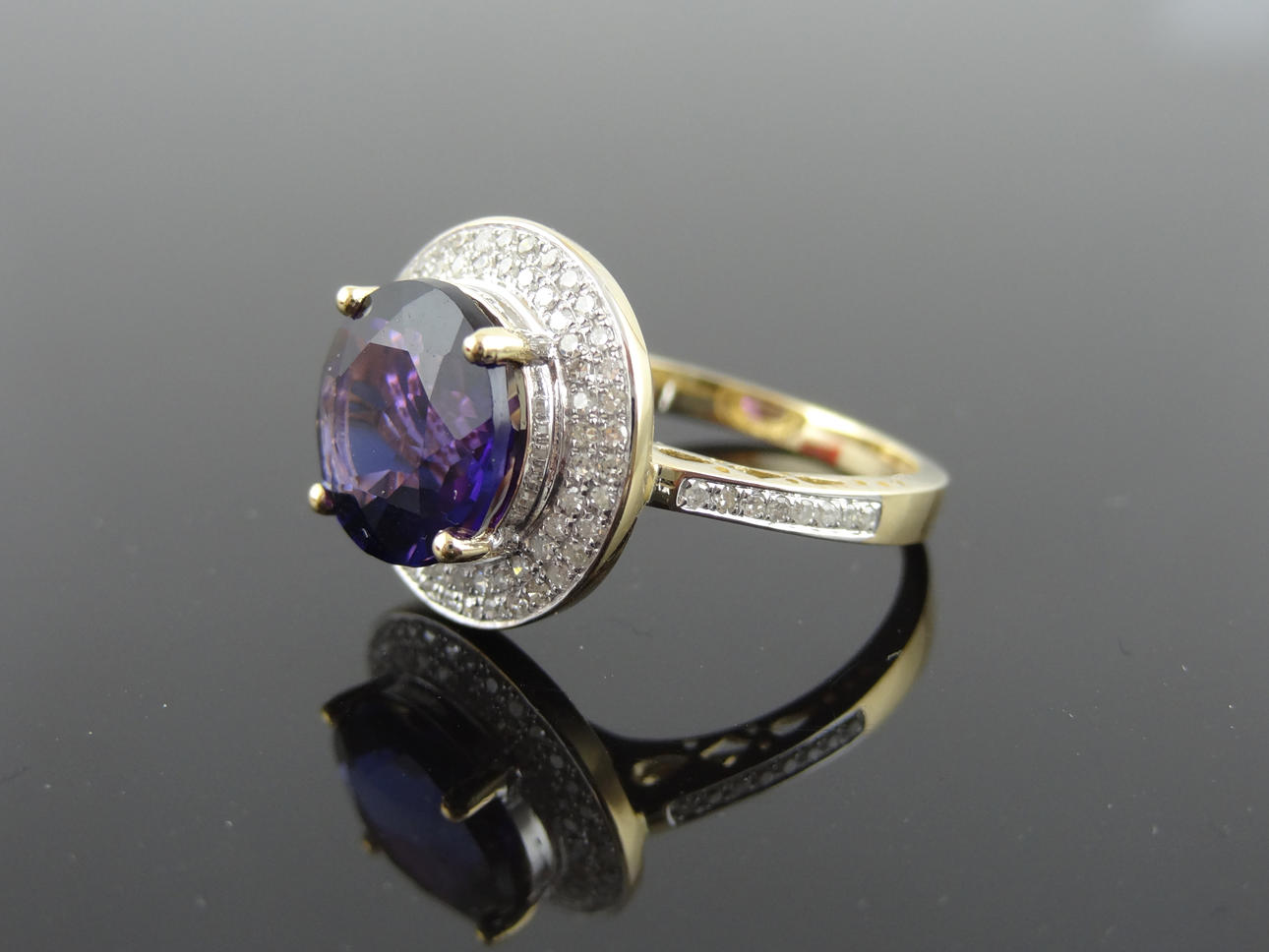 HALO DESIGN Ametist diamantring 3,20cts.