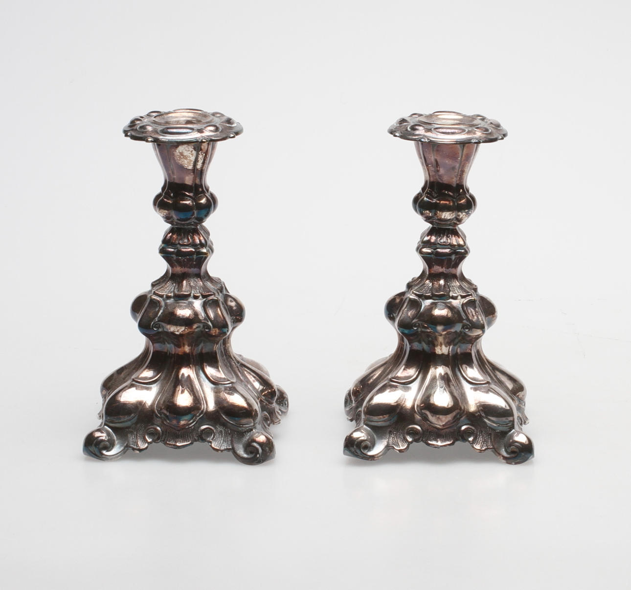 LJUSSTAKAR, ett par, nysilver, rokokostil, 1900-tal.