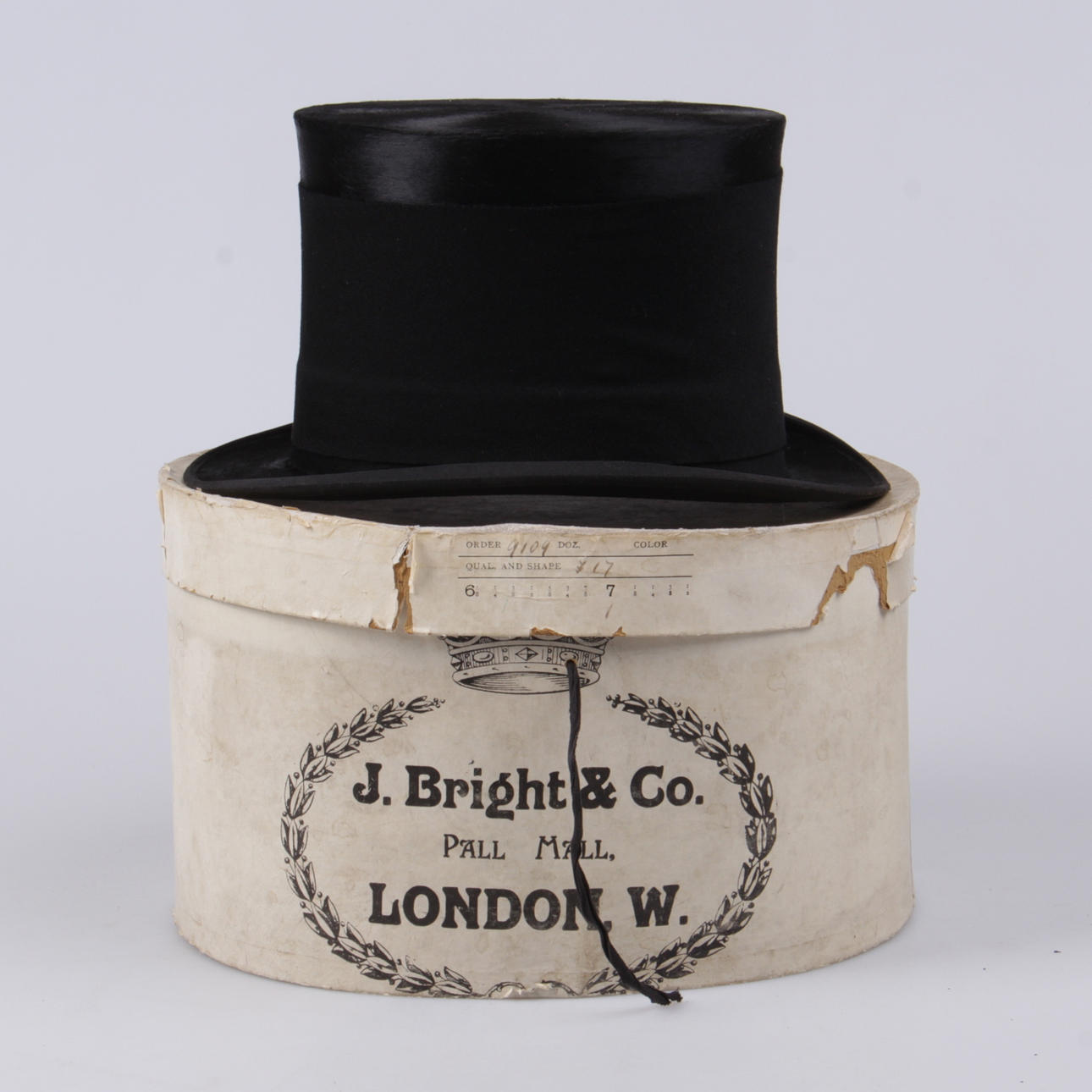 HATT, samt hattask, James Steak, Picadilly, London.