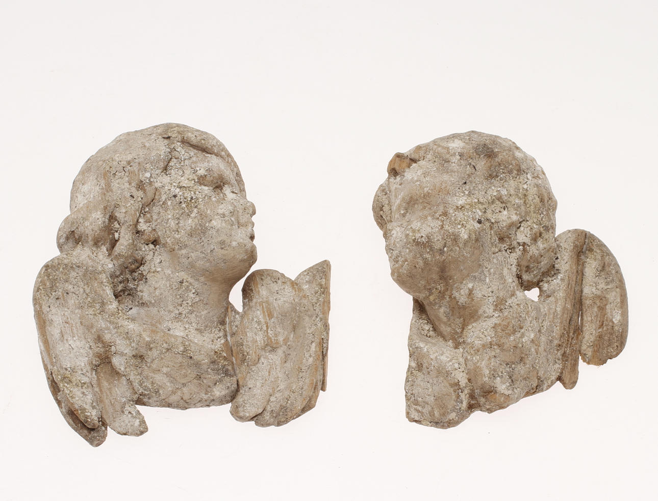 DEKORELEMENT, i form av änglahuvuden, skuret trä, troligtvis 1700-tal.