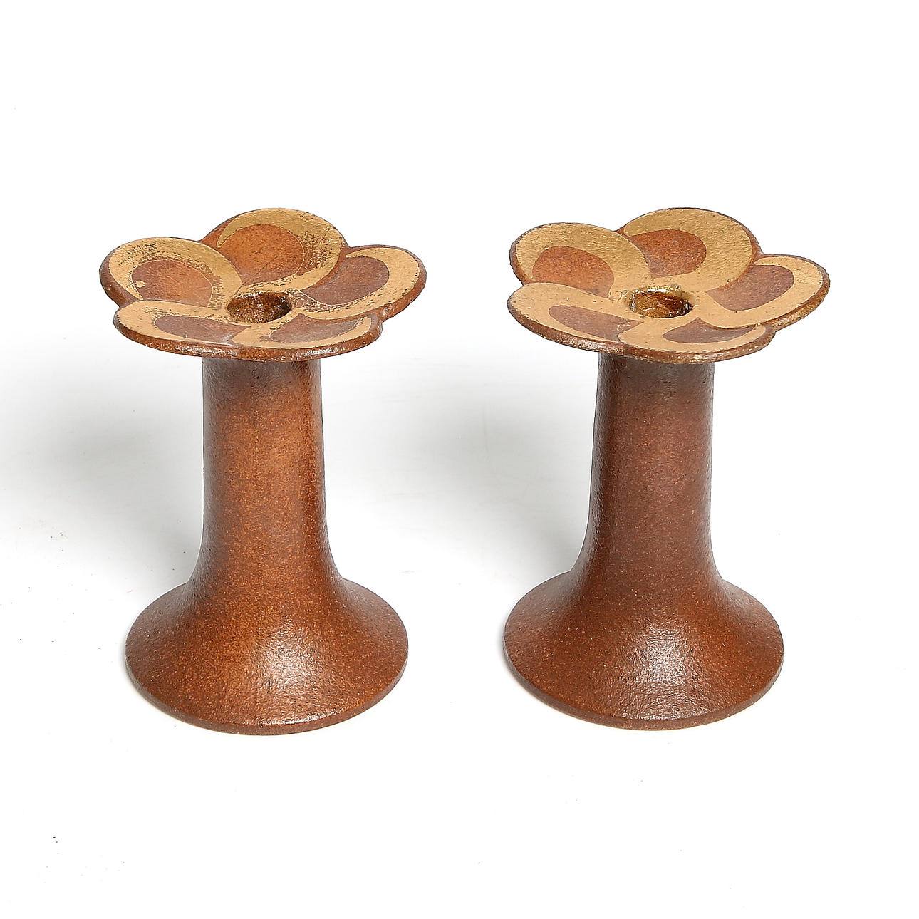 LJUSSTAKAR, ett par, keramik. LISA LARSSON. 1900-talets andra hälft.