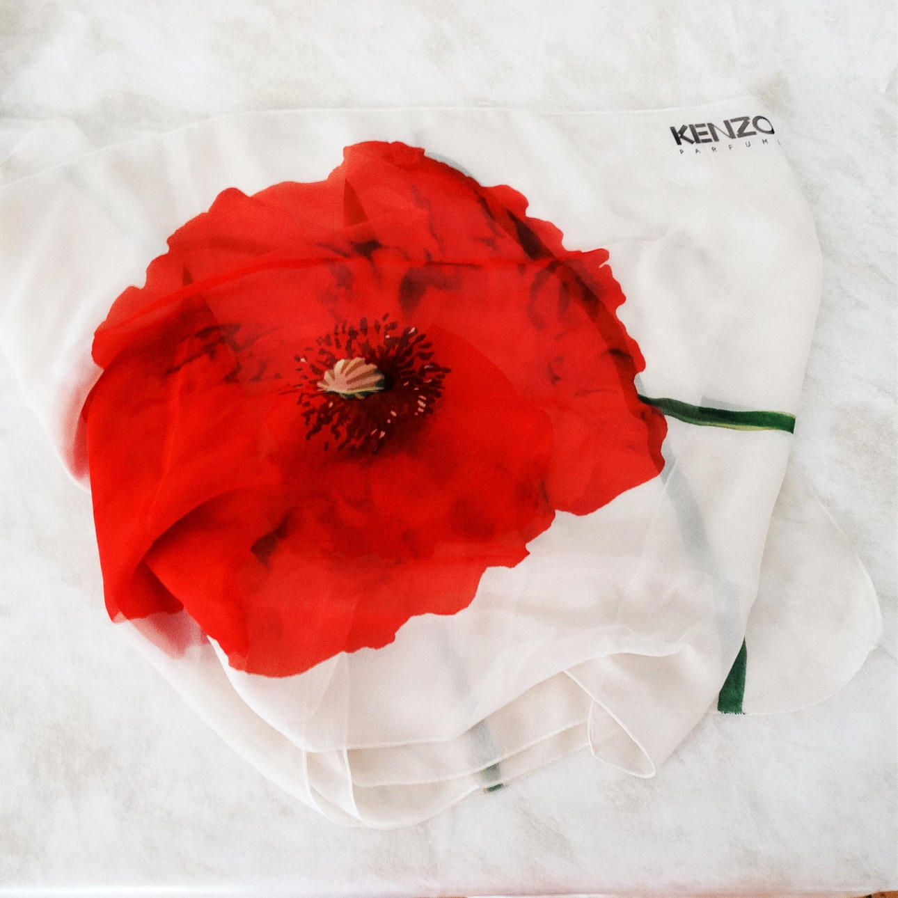 SEIDENSCHAL von KENZO mit Mohnblumen Dekor.