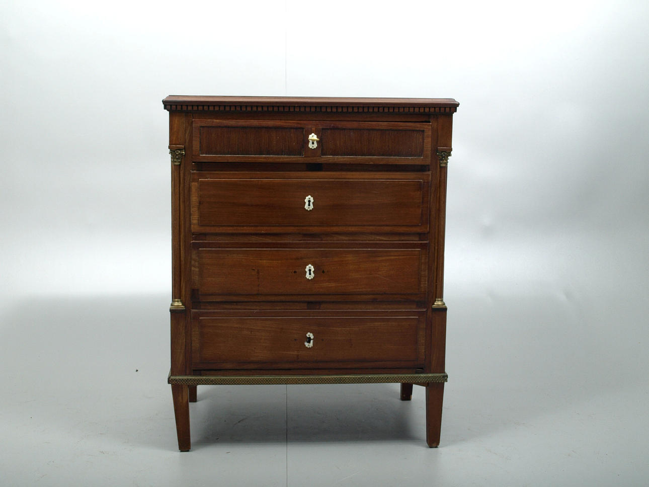 BYRÅ, 4 lådor, mahogny, empire, tidigt 1800-tal.