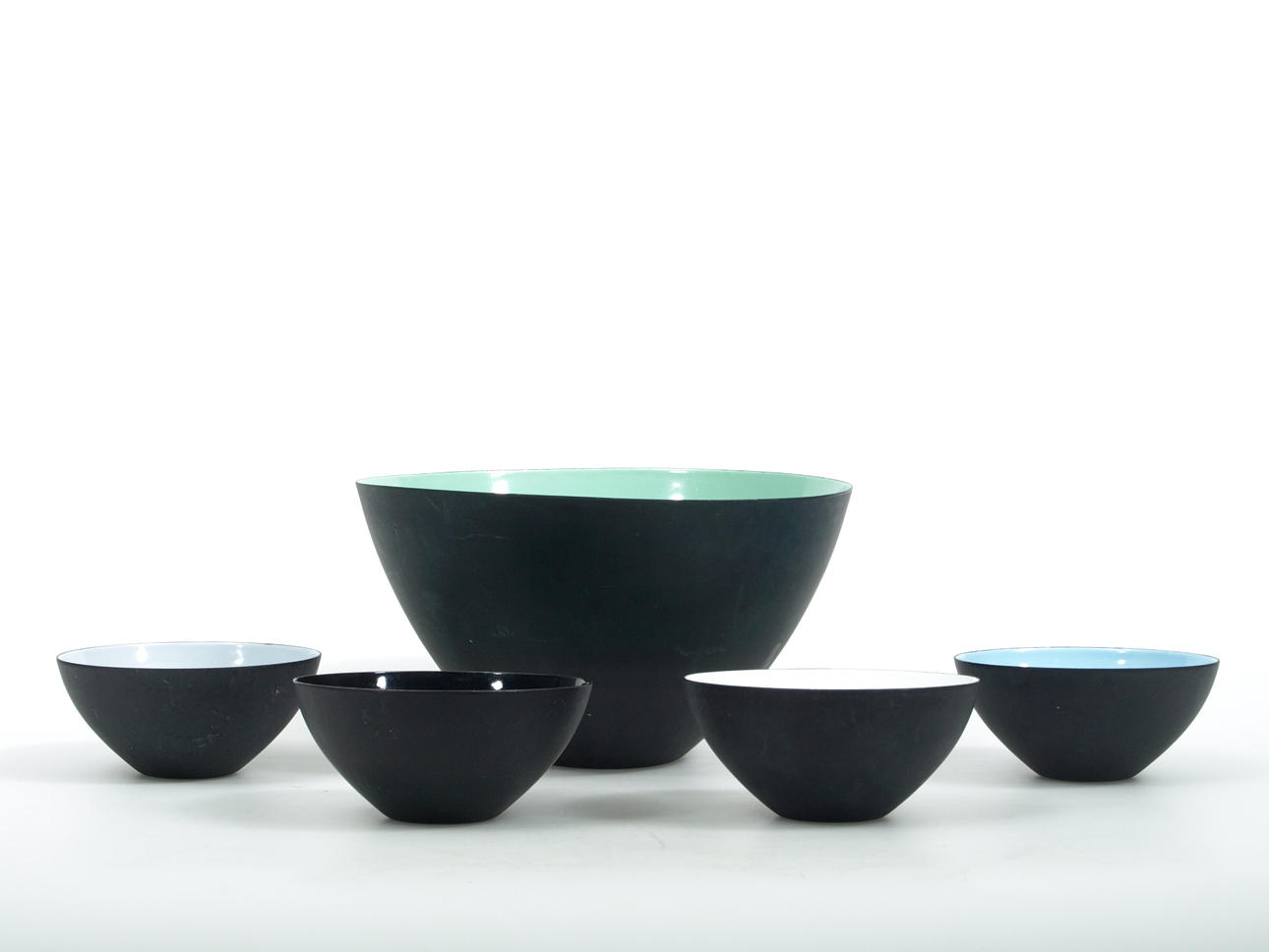 SKÅLAR, emaljerad metall, 4+1 stycken, troligen Danmark.
