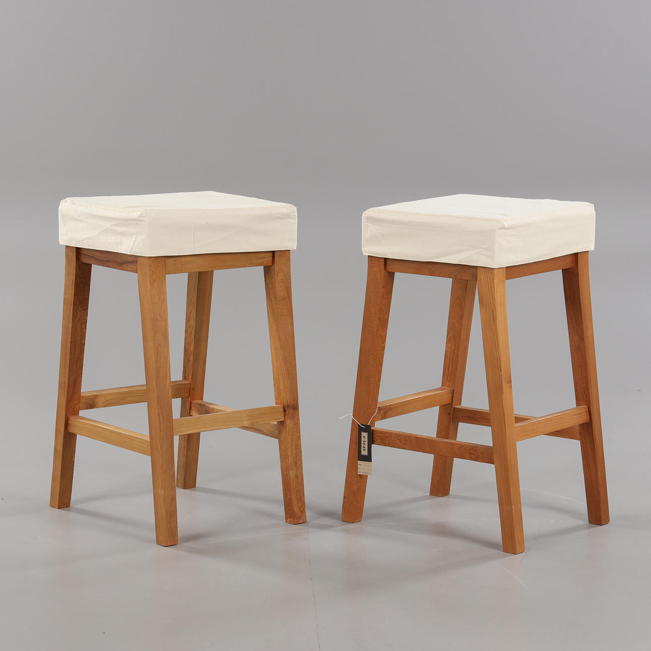 BARSTOLAR, ett par, e-teak, samtida.