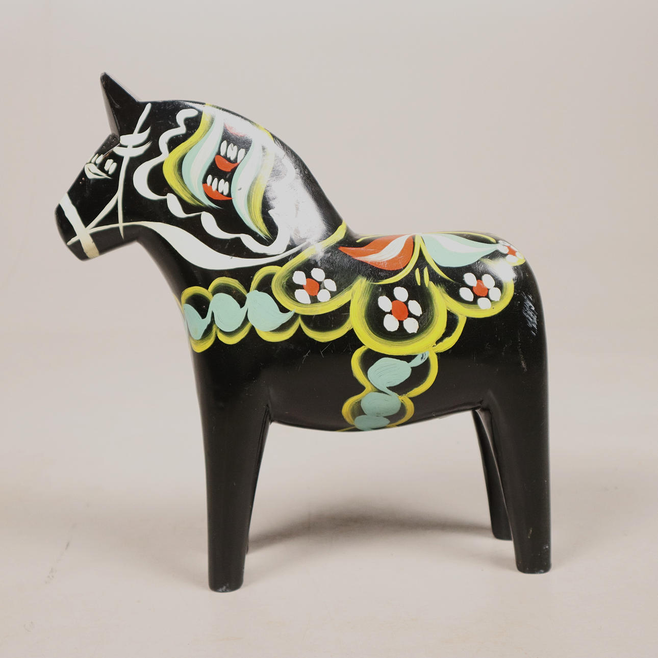 DALAHÄST, Nusnäs. Etikettmärkt.