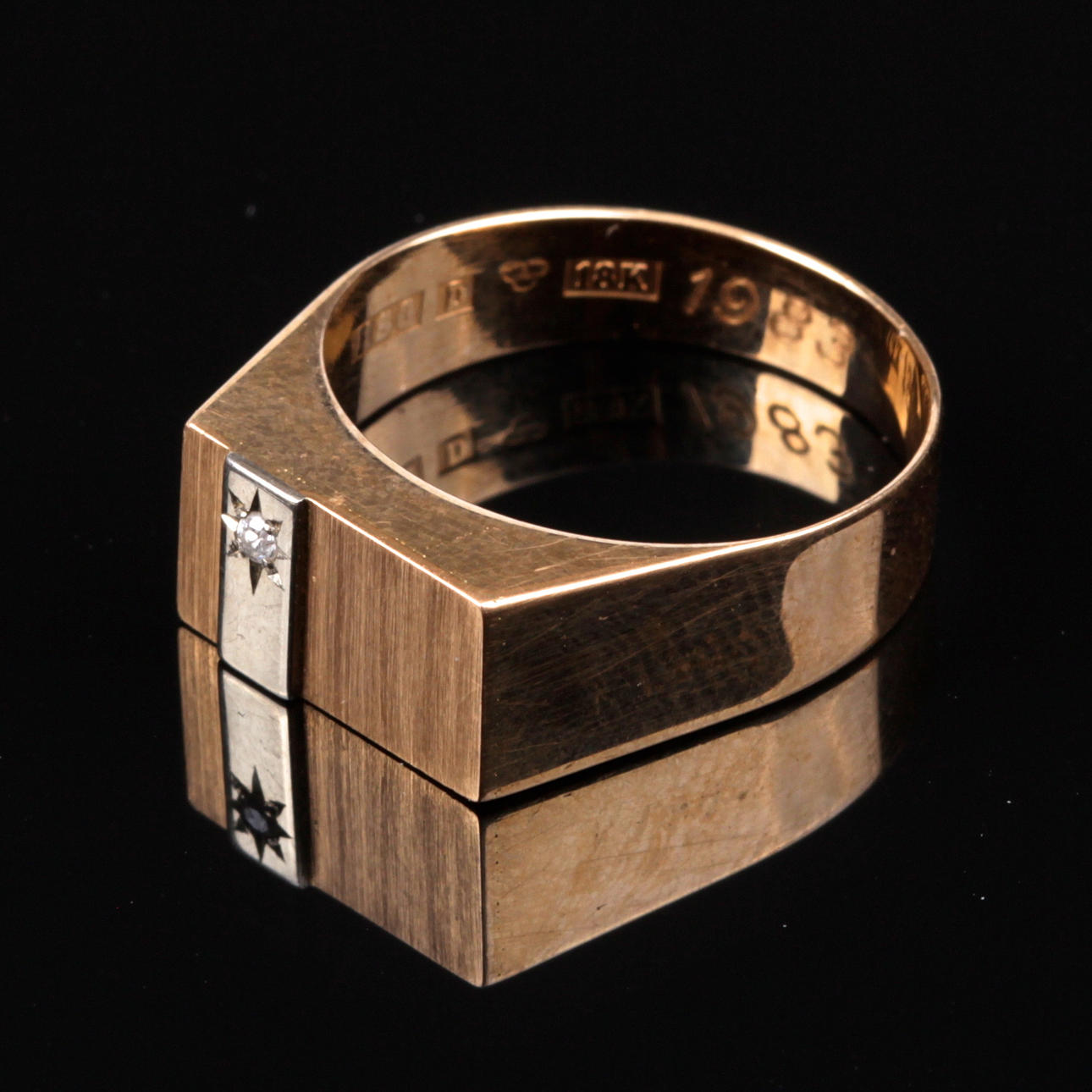 KLACKRING, 18k guld/vitguld, med diamant om 0.02 ct, Hedbergs Guld, Dalsjöfors, 1983, vikt ca 3,62 gram.