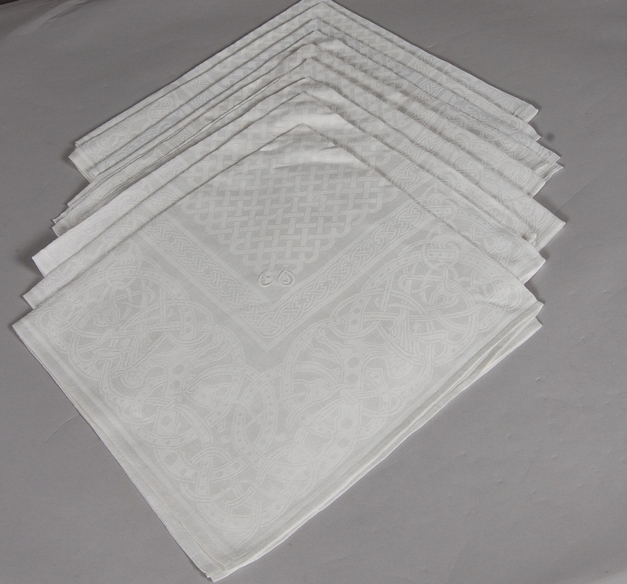 SERVETTER, damast, 9 st + 5 st, 1900-talets början,9 st med fornnordisktmönster.