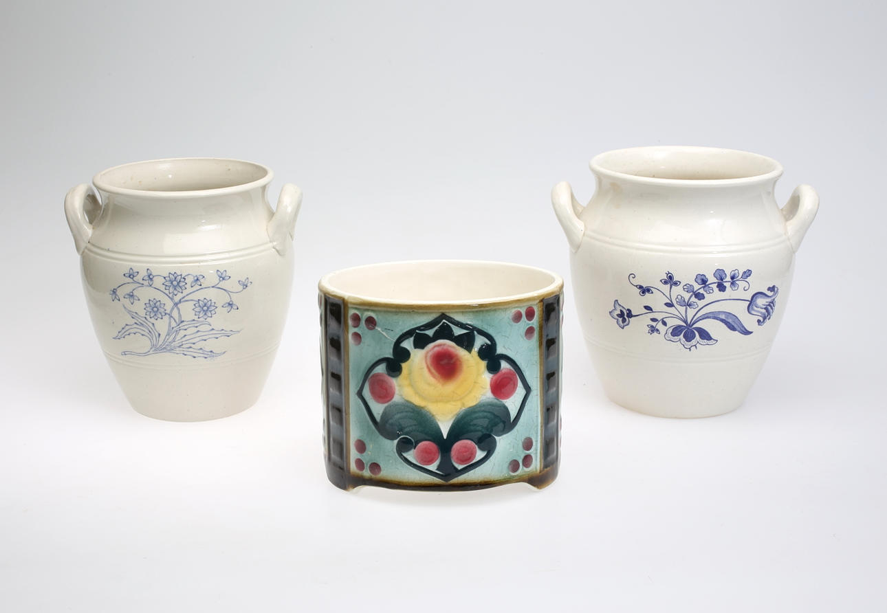 BLÅVITAKRUS och ytterfoderkruka, 3 st, 18/1900-tal.