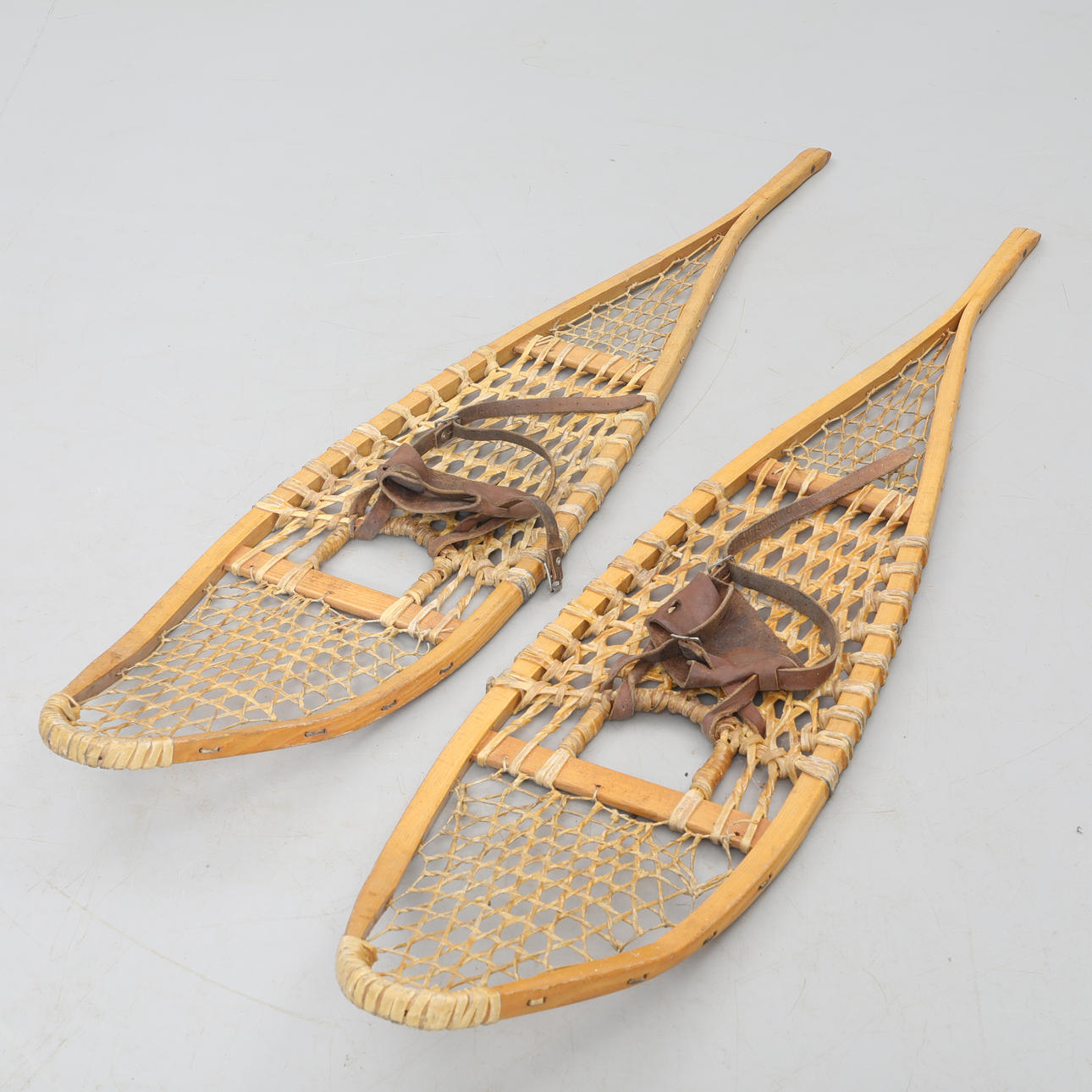 SNÖSKOR, ett par, trä, skinn, 1900-tal.