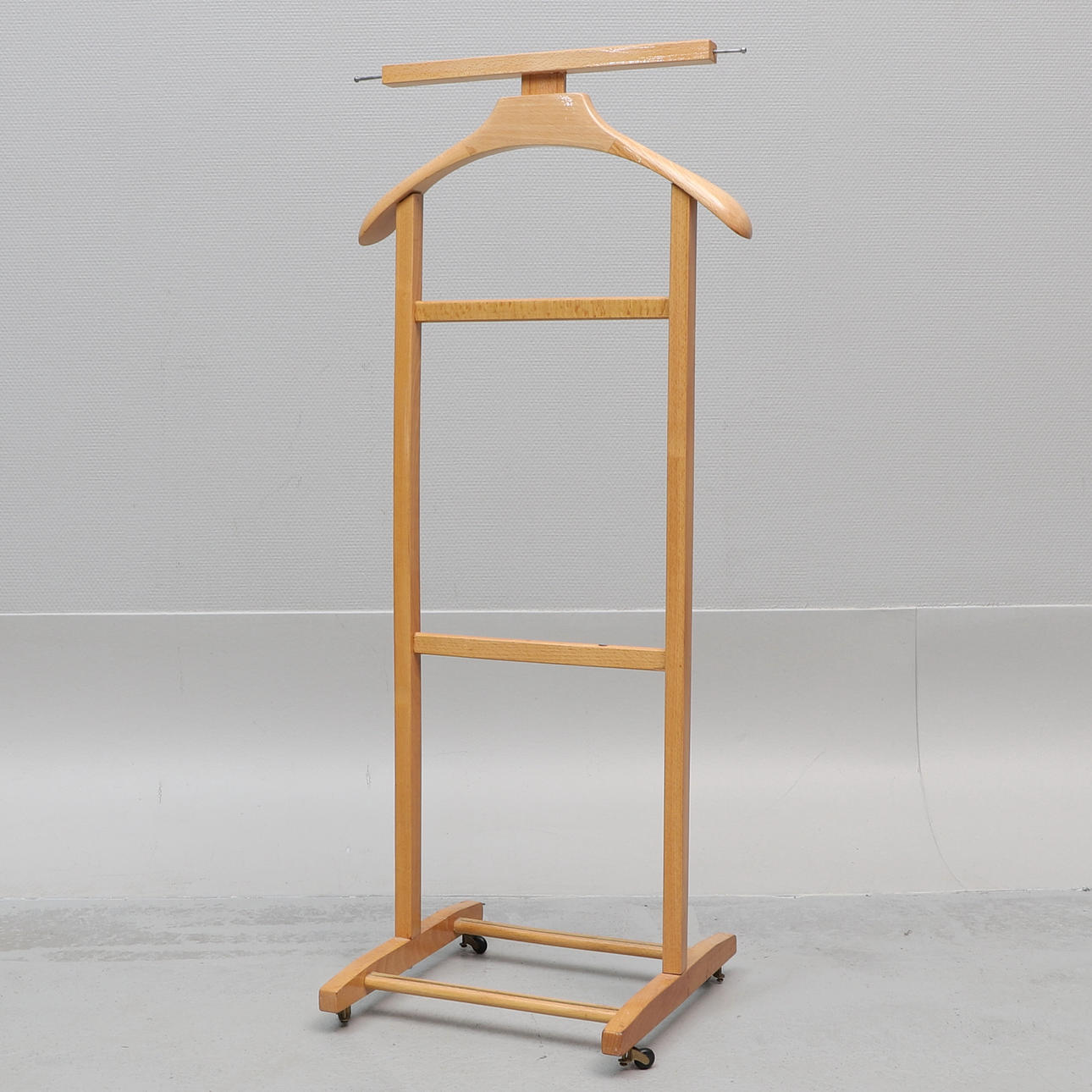 DIENER DER MÄNNER, auf Rädern, Holz.