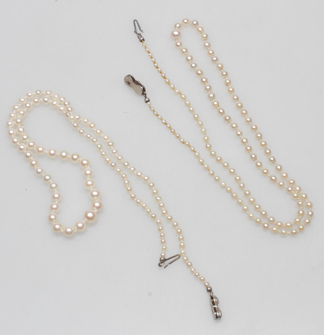 COLLIER, 2 st, pärlor med silverlås, 1900-tal.