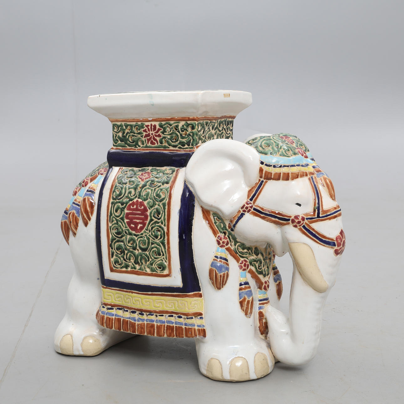 PORCELANA, Elefante como pedestal.
