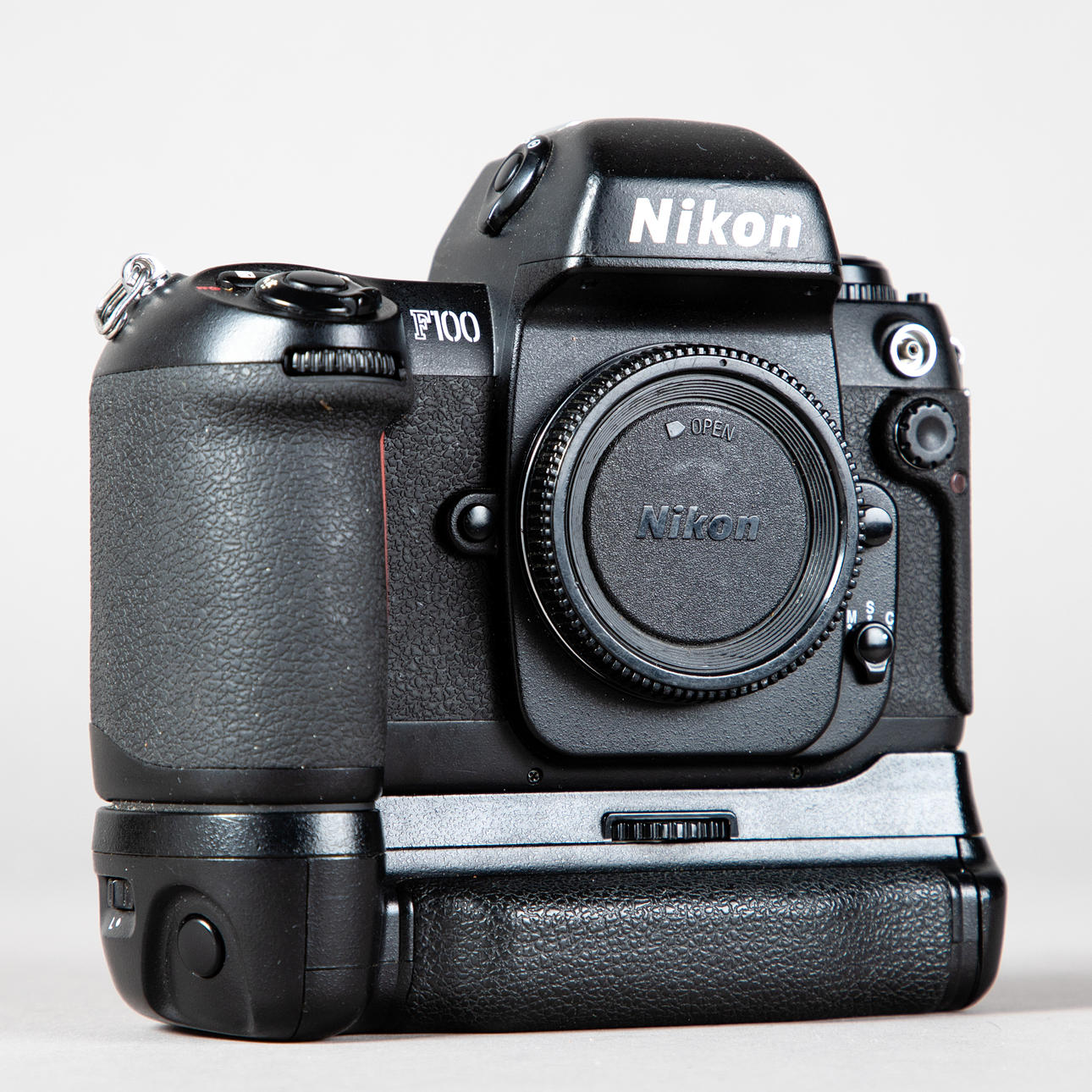 Nikon F100 mit Batteriepacks MB 15.