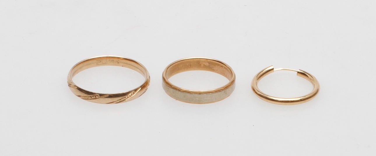 RINGAR, 2 st samt 1 ÖRHÄNGE, 18k guld, vikt ca 9 gr.