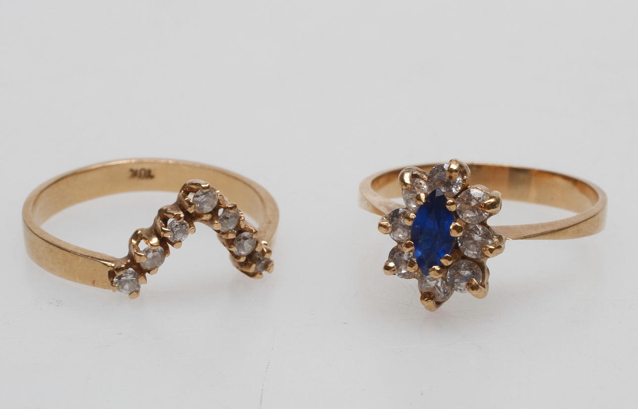 RINGAR, 2 st, 18k guld, vikt ca 4,8 gr.