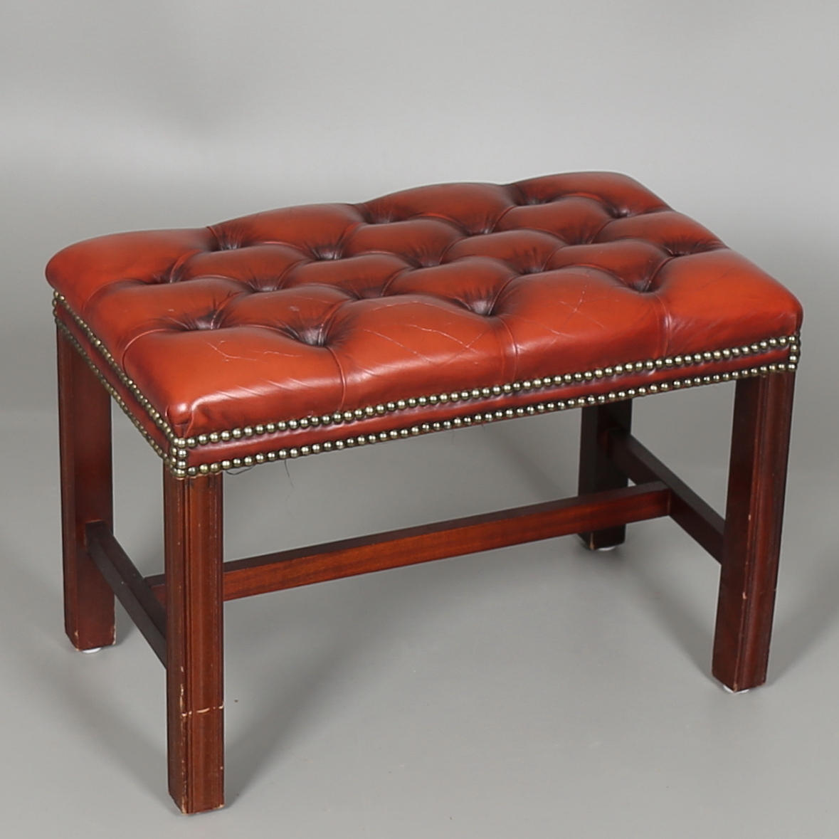 PALL i trä med djuphäftad lädersits, 1900-talets senare hälft.