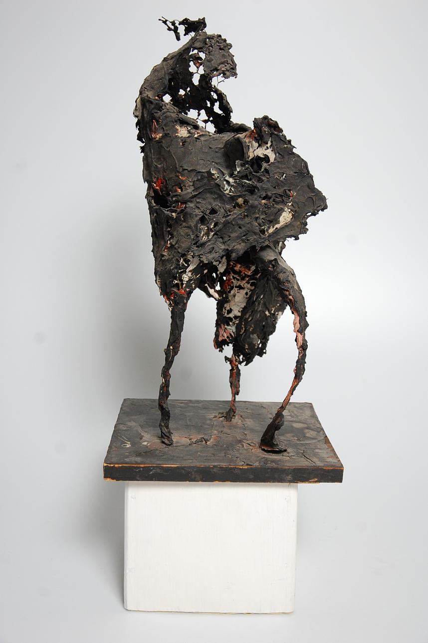 JAN HARRY PERSSON. skulptur, blandteknik på träsockel, signerad JHP-62.