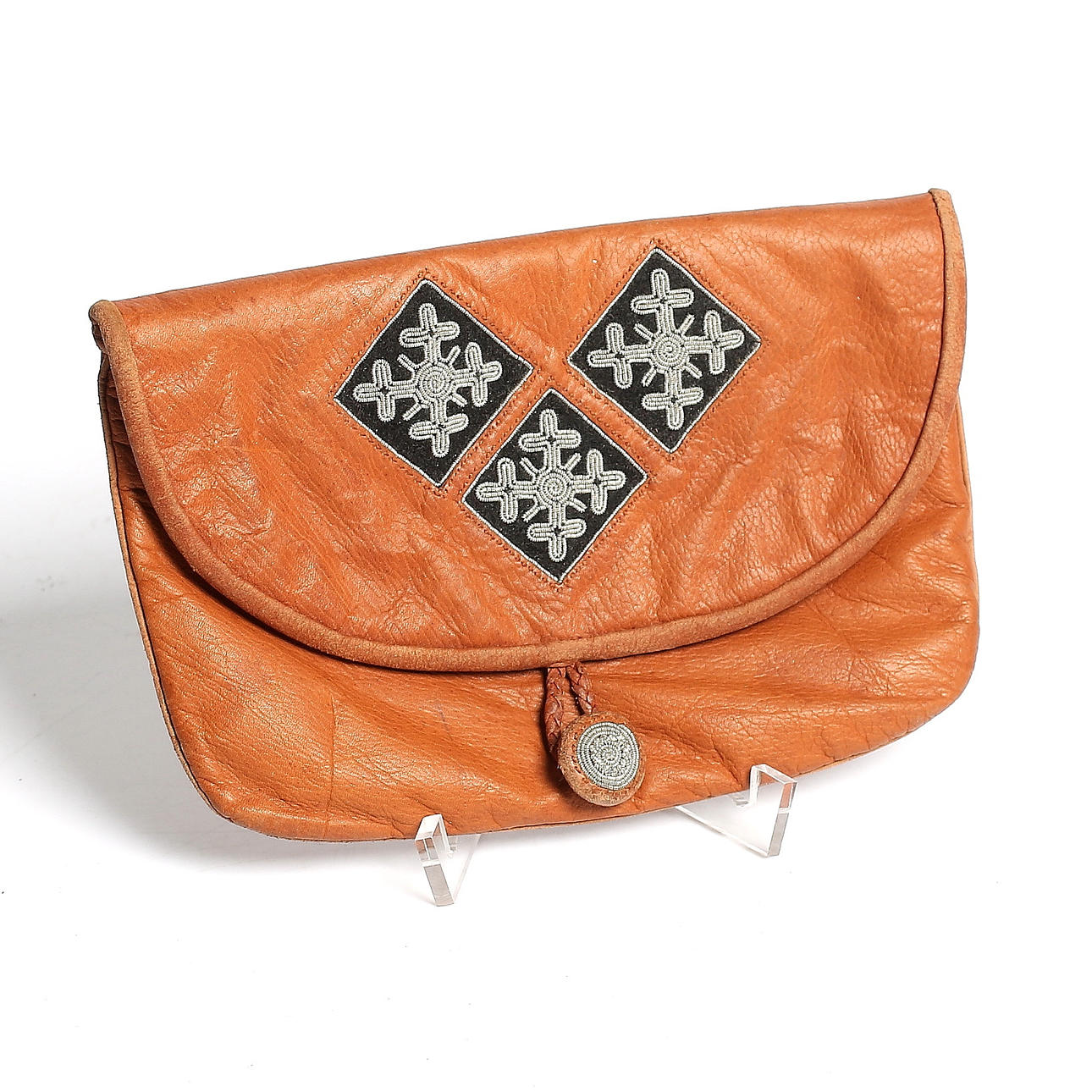 KUVERTVÄSKA, läder och tenntråd, Samearbete. 1900-tal.