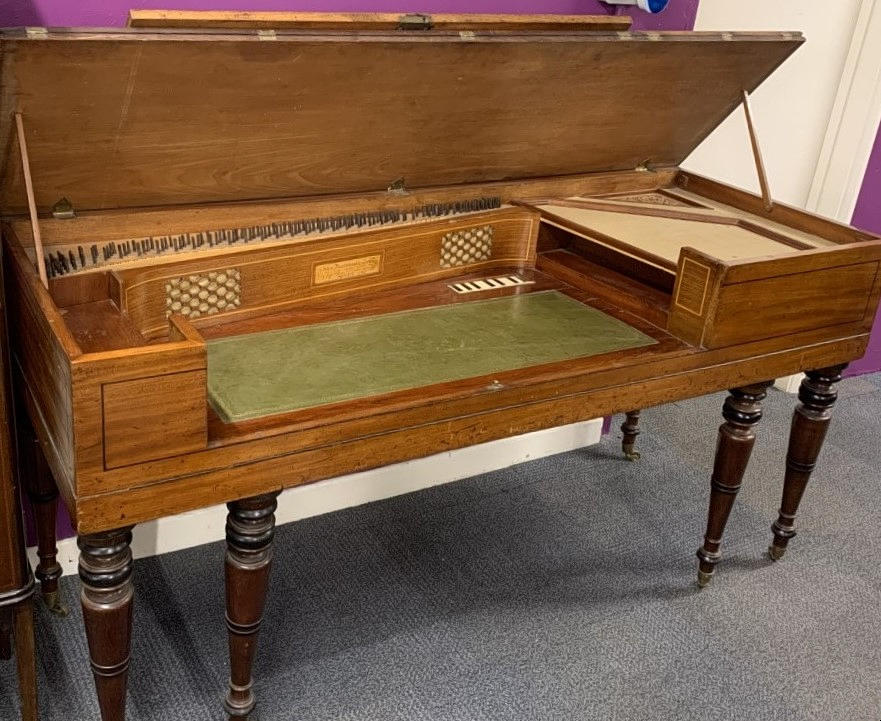 VAIKUTTAVAN REGENCY MAHOGANY PIANO TYÖPÖYTÄ.