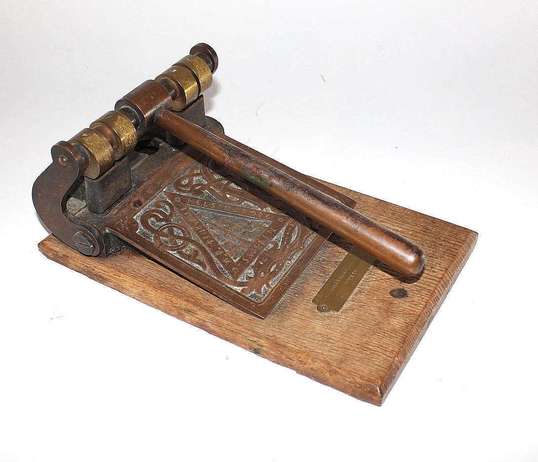 HÅLSLAG, mässing/koppar, AB. Tengwall Helsingborg 18-1900.