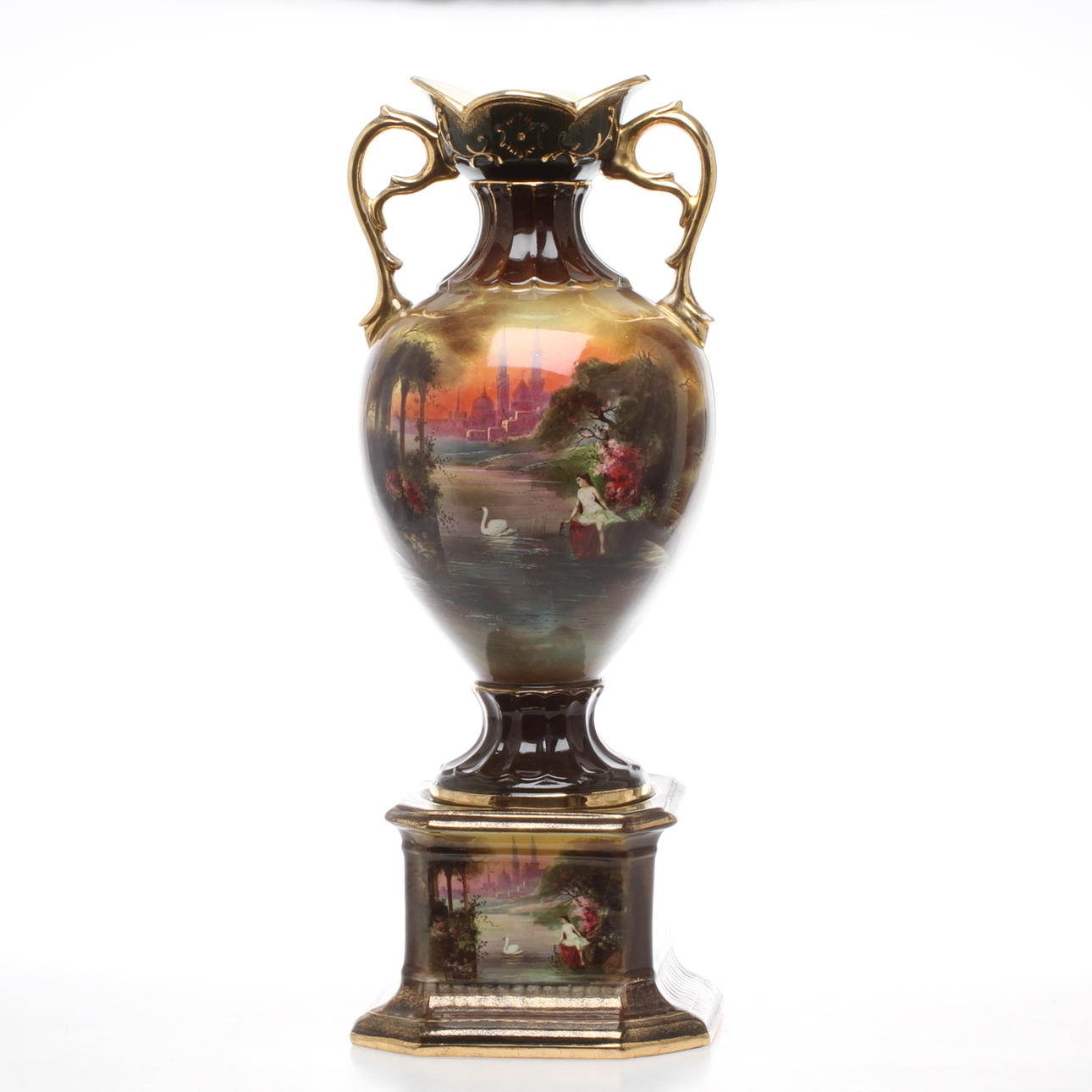 URNA MED HÄNKLAR, porslin, 1900-tal.