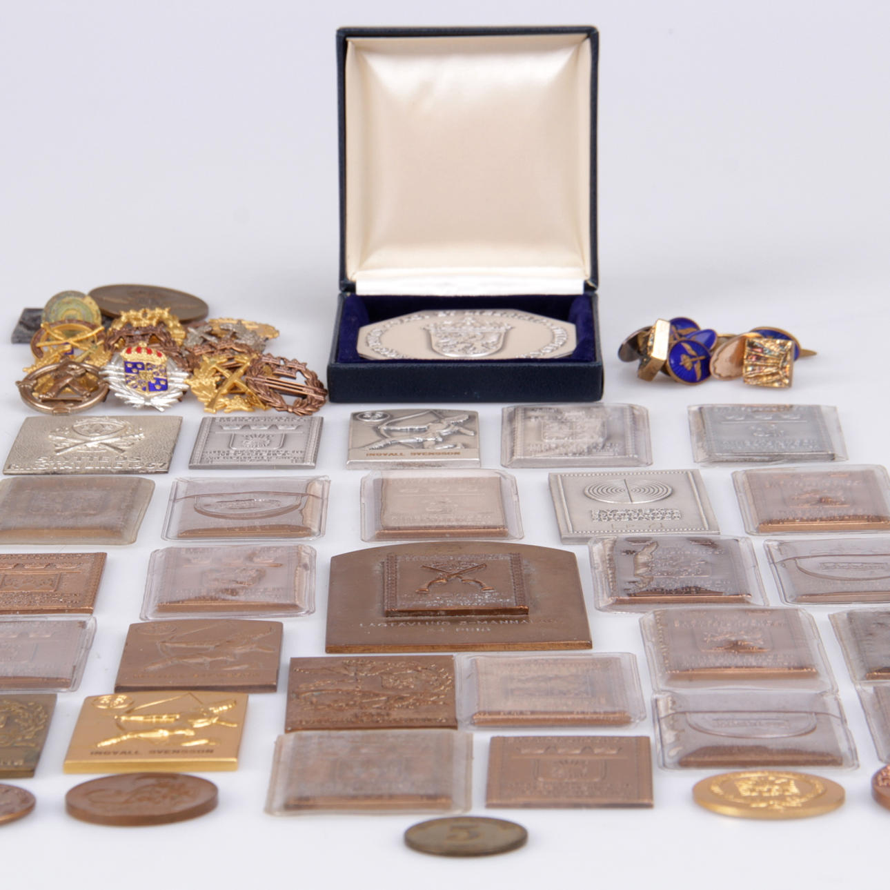 PARTI MEDALJER, pins och manschettknappar, 50 delar.