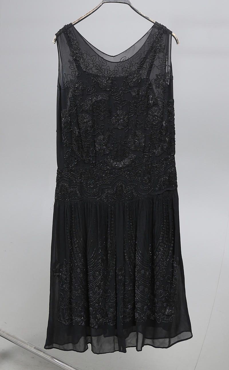 KLÄNNING med pärlbroderi, 1920/30-tal, ca. stl 40/42.