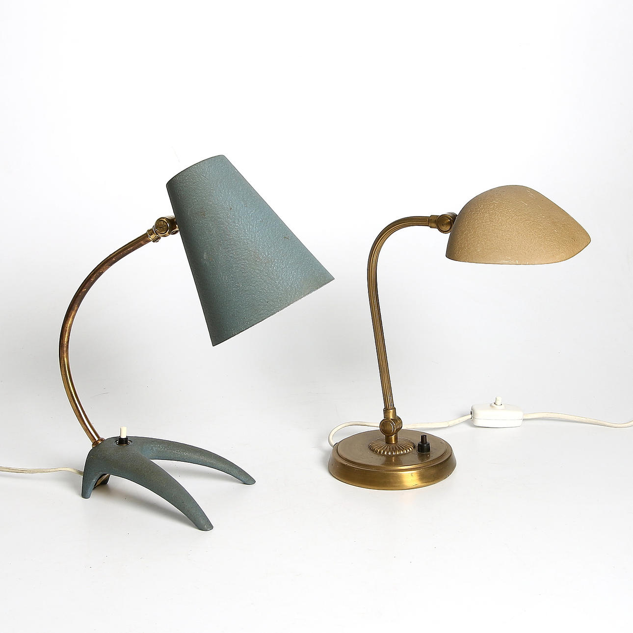 SKRIVBORDSLAMPOR, 2 st, järn samt mässing, Art deco, 1940-50-tal.