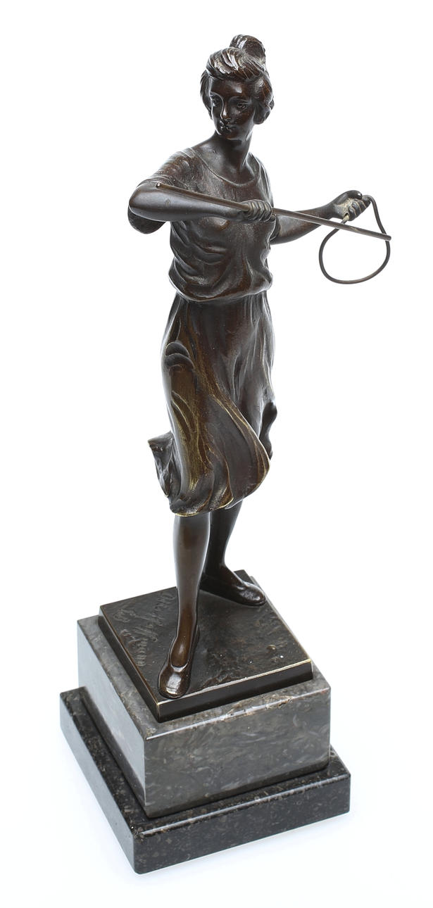 OTTO HOFFMANN. Stående flicka, ca. 1900-1920.