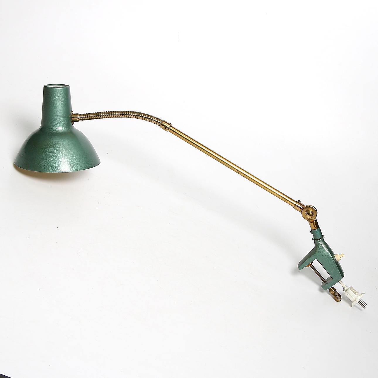 SKRIVSBORDLAMPA, plåt och mässing, EWÅ, nr 502, 1950/60-tal.
