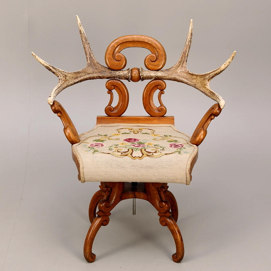 KARMSTOL med älghorn, ek, snurrfunktion, 1900-talet första hälft.