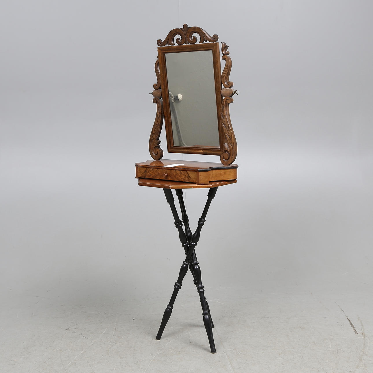 BYRÅSPEGEL samt BORD, sent 1800-tal.