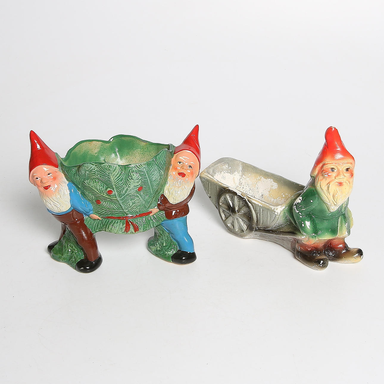 SKÅLAR/YTTERFODER, 2 st, gips/keramik, tomtar. 1900-talets första hälft.