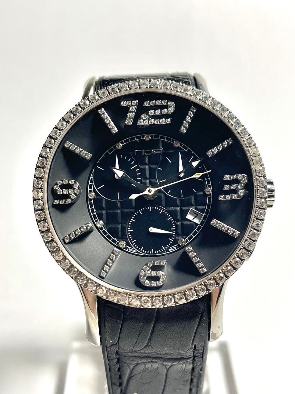 Noa Armbanduhr mit Diamanten.